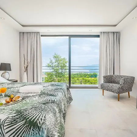 Villa Minimal By Interhome